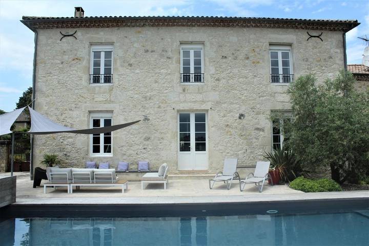 Chambre d’hôte pour 5 personnes, avec terrasse et piscine ainsi que jardin et vue, adapté aux familles