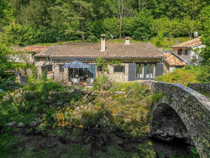 Location de vacances pour 4 personnes, avec Terrasse à Escragnolles