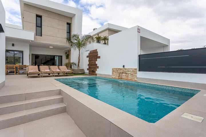 Casa rural para 6 personas, con balcón además de piscina y jacuzzi en Dolores