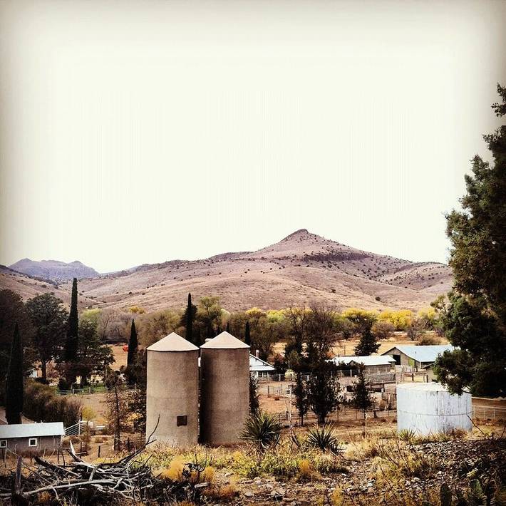 Lodge for 25 people, with yard and hot tub as well as pool in New Mexico
