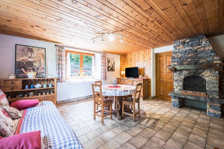 Hel lägenhet, Montagnard Savoyard Apartment with Mountain View, Private Terrace & Wi-Fi in Bramans, Saint-Jean-de-Maurienne region