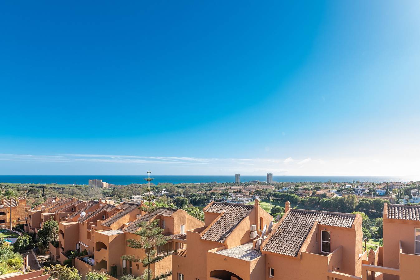Ático en Marbella con vistas al mar, piscina, Wi-Fi, jardín y terraza in Marbella Este, Marbella