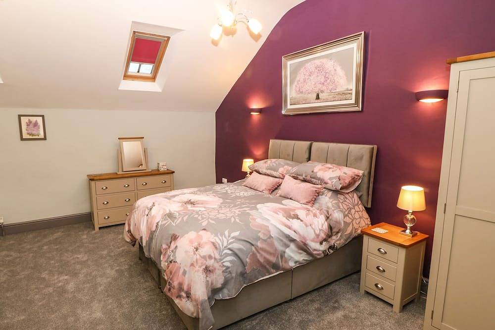 Bryn Aber Bach, pet friendly, with hot tub in Llangybi, Gwynedd in Gwynedd
