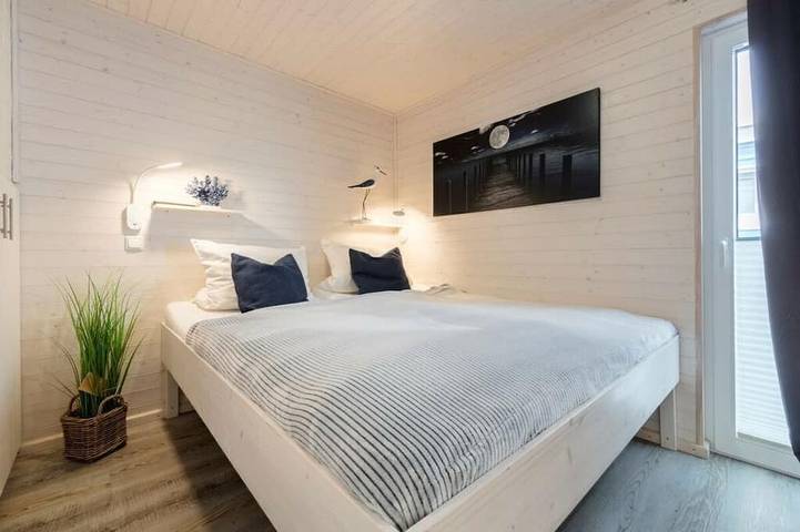 Hausboot für 4 Personen, mit Terrasse und Pool in Burgtiefe - 2