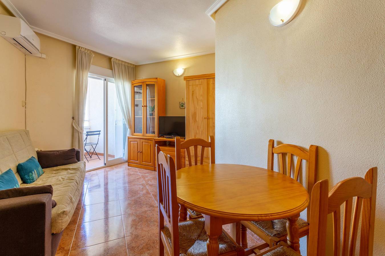 Entire apartment, Beautiful Apartment with Pool, A/C & Balcony in Torrevieja Centre, Torrevieja