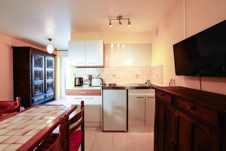 Cottage 'Gite Gwenn Ha Du' with Private Terrace, Shared Garden and Wi-Fi in Cast, Châteaulin region
