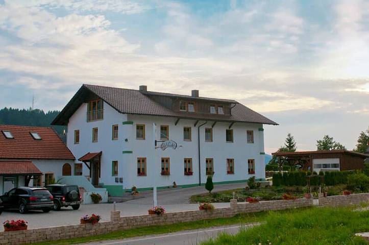 Ferienwohnung für 5 Personen, mit Garten und Pool sowie Sauna in Lam