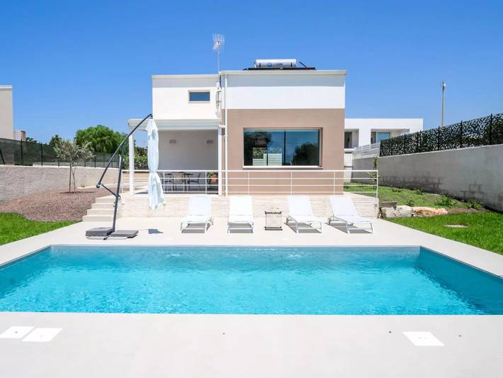 Villa for 4 people, with yard and pool in Ragusa