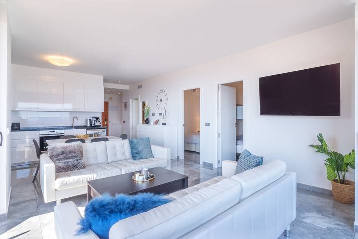 Ganze Wohnung, "Marina view two bedroom apartment" mit Meerblick, Pool, Terrasse und Wlan in Fuengirola Zentrum, Fuengirola