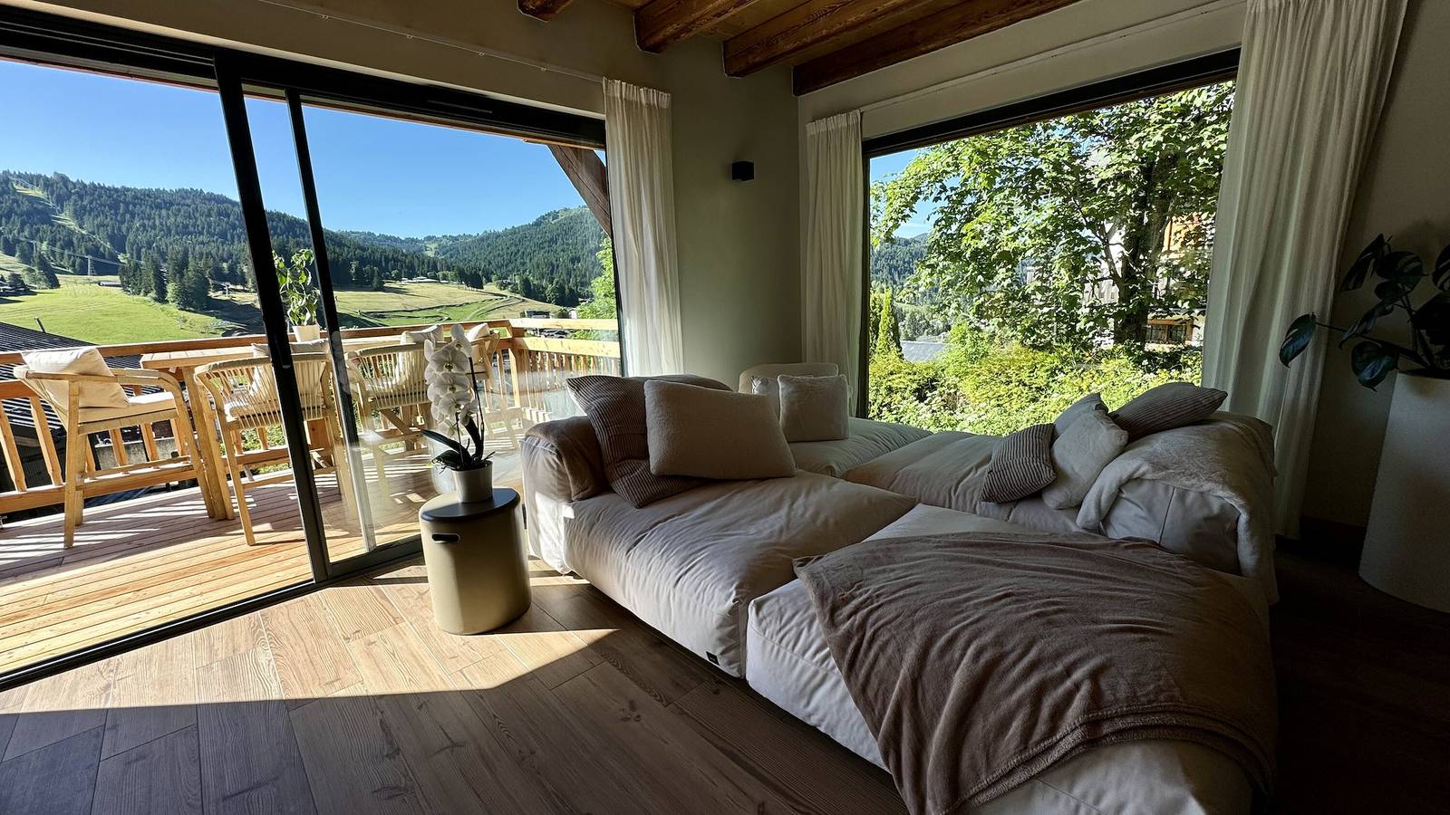 Chalet 'Casa Di Più - Les Gets' with Mountain View, Private Terrace and Wi-Fi in Les Gets, Les Portes du Soleil