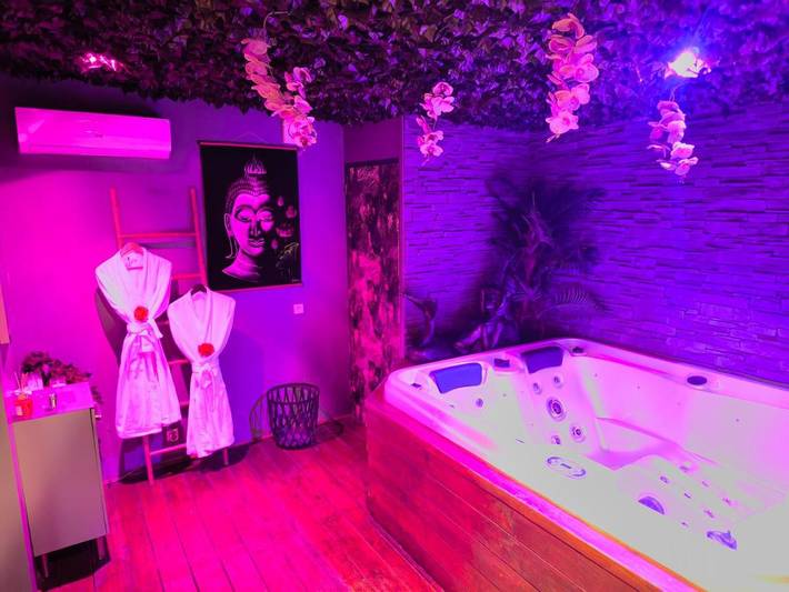 Gîte pour 2 personnes, avec jacuzzi ainsi que sauna et terrasse à Berlaimont