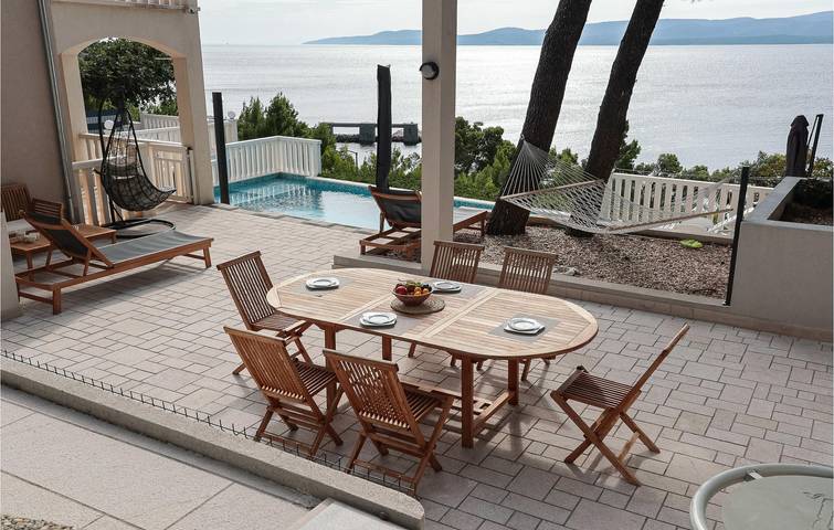 Ganze Ferienwohnung, Charmante Unterkunft, 1,5 km vom Strand entfernt: Stilvolles 70 m² großes Apartment mit Pool und WLAN in Lokva Rogoznica, Omis-Riviera