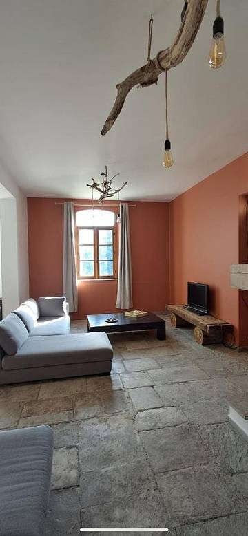 Location de vacances pour 12 personnes, avec vue ainsi que terrasse et jardin à Novella