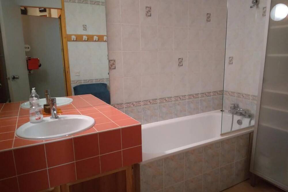 Entire apartment, 100m from resort center, 5th floor, balcony, tv, ski locker, 35m², La Plagne in La Plagne, La Plagne-Tarentaise