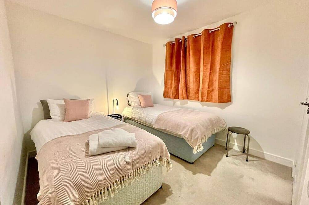 Churchill House Long Stays Sleeps 6 in Gloucestershire