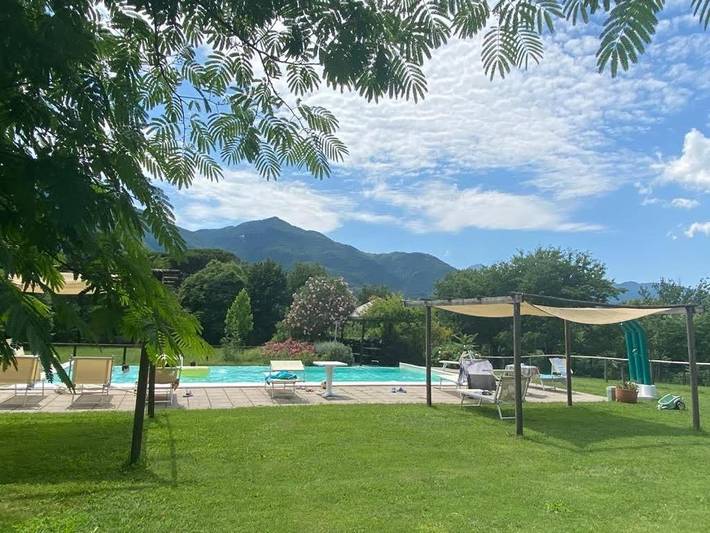 Location de vacances pour 13 personnes, avec vue ainsi que jardin et piscine, animaux acceptés à Barga