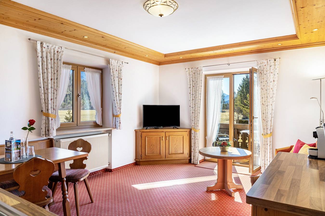 Ganze Wohnung, Ferienwohnung 'Alpenblick Tilly - Soiernsee' mit Bergblick, Gemeinschaftsgarten und Wlan in Krün, Bayerische Alpen