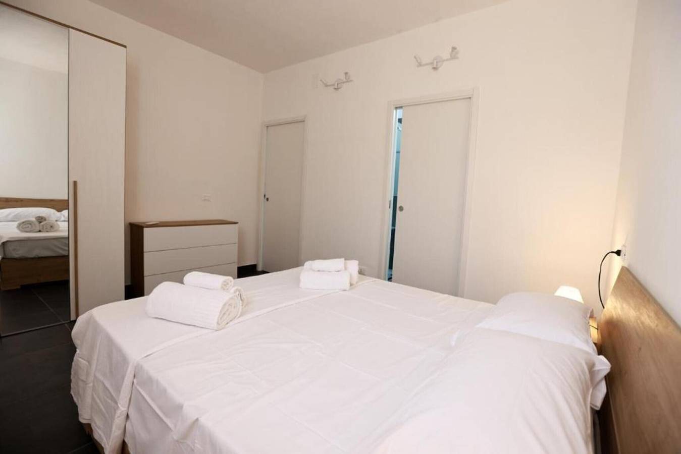 Room 'Altavilla 3' with Shared Garden and Air Conditioning in Torre Colonna-Sperone, Altavilla Milicia