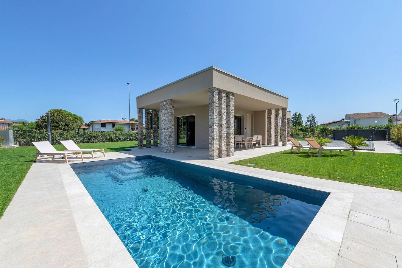 Villa 'Grace' with Private Pool, Wi-Fi and Air Conditioning in Padenghe sul Garda, Garda Mountains
