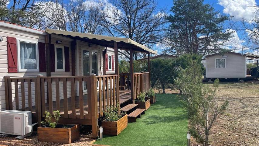 Camping pour 5 personnes, avec piscine ainsi que jardin et terrasse