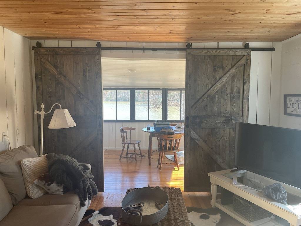 Waterfront - Lake Gaston Charming lakefront cottage in Lake Gaston