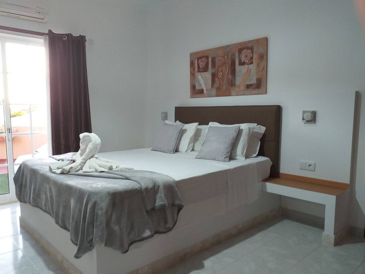 Chambre 'South Side Guesthouse - Quarto V' avec piscine partagée, Wi-Fi et climatisation in Quelfes, Parque Natural da Ria Formosa