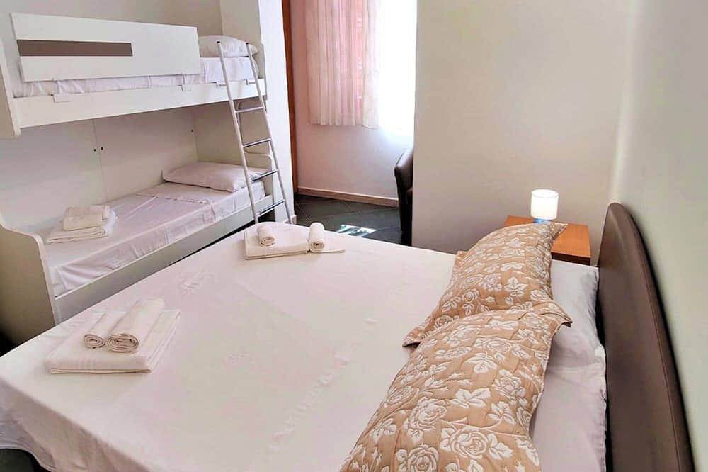 Geheel appartement, Seafront Apartment for 4 Guests in Santa Maria di Castellabate, Cilento