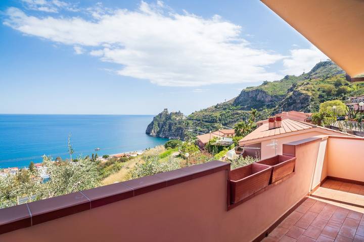 Ferienhaus „Vista Mare“ mit Meerblick, privater Terrasse und Wlan in Sant'Alessio Siculo, Messina Provinz