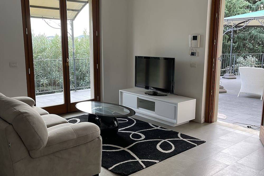 Stunning lake view villa, pool and barbecue in Polpenazze del Garda, Gardasee-Berge