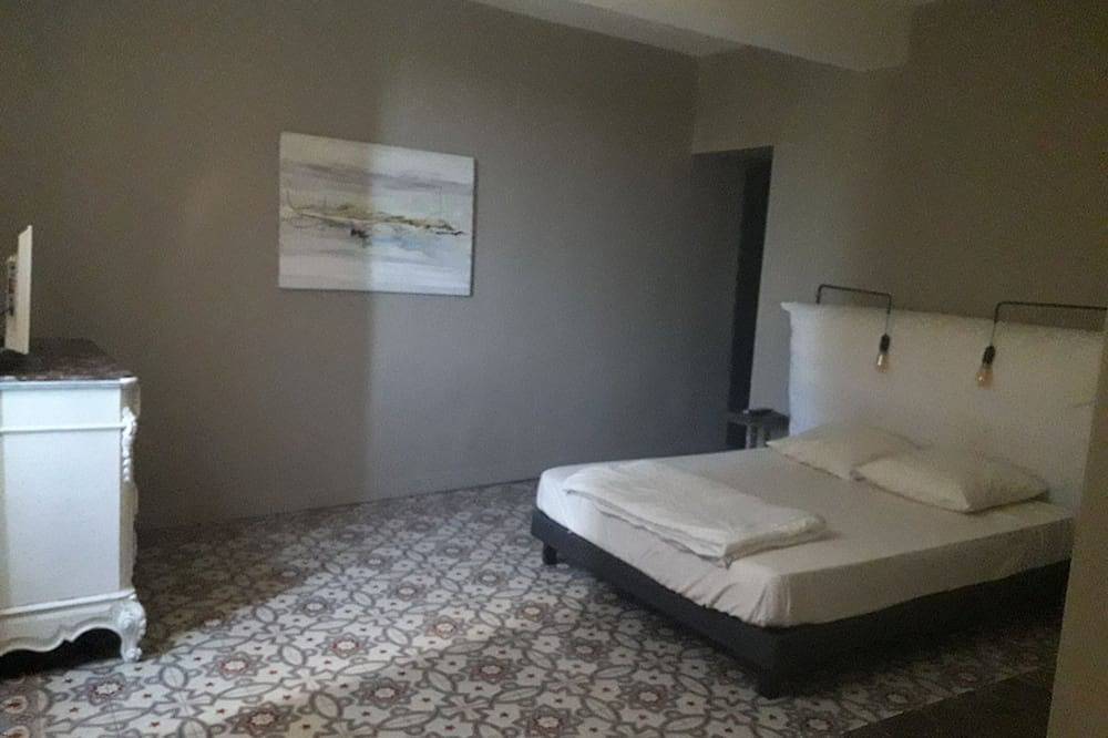 Ideal for Avignon festival Magnificent Mas with swimming pool and jacuzzi in Althen-des-Paluds, Vaucluse
