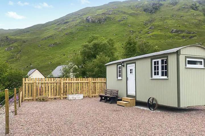 Log cabin for 2 people, with garden in Loch Linnhe
