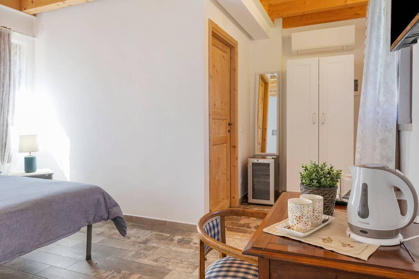 Doppelzimmer 5 mit Gemeinschaftspool, Wlan und Klimaanlage in Cavaion Veronese, Gardasee-Berge