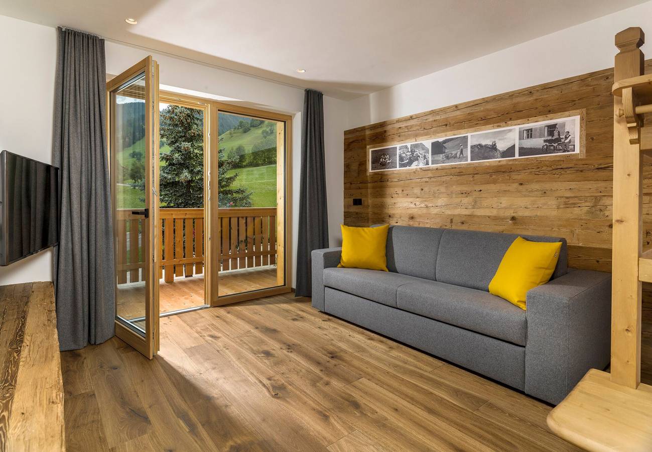 Appartamento intero, Appartamento "Waidacherhof Wiese" con vista sulle montagne, balcone e Wi-Fi in Lago di Braies, Braies