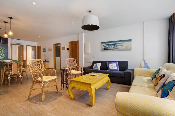 Apartamento entero, Casa de vacaciones Falco 1 cerca de la playa con vistas al mar, bañera de hidromasaje y Wi-Fi in Puerto de Corralejo, La Oliva