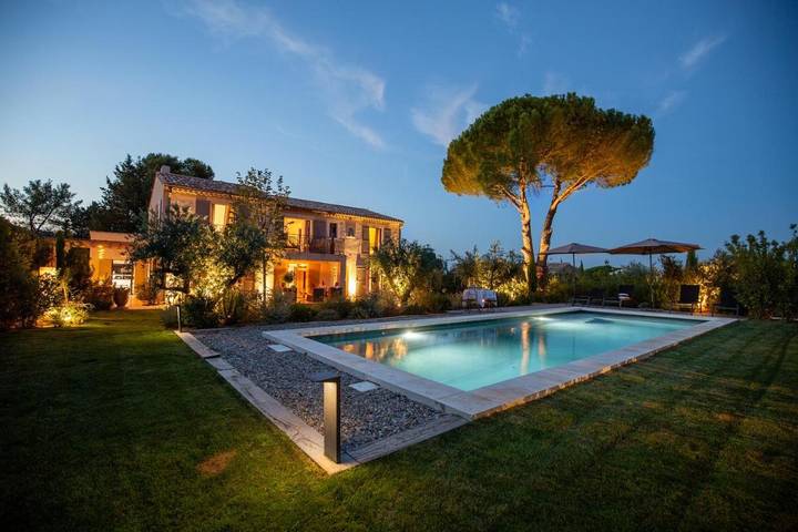 Maison d’hôte pour 2 personnes, avec Balcon et Terrasse ainsi que Jardin et Piscine