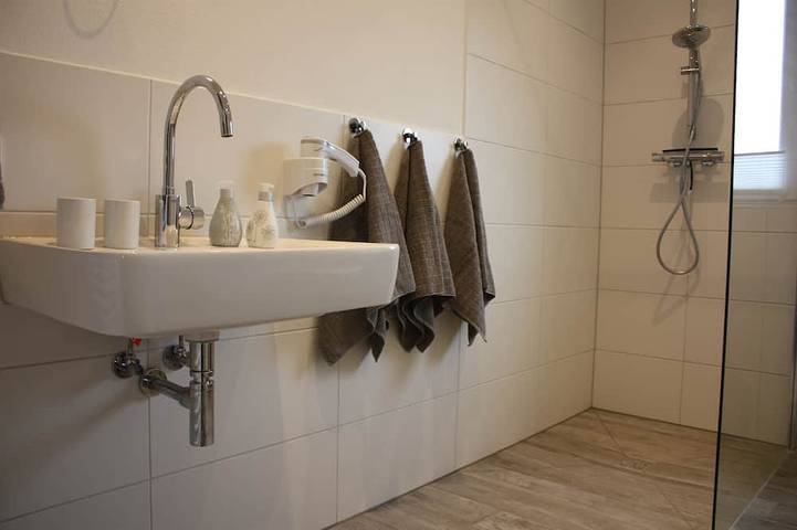 Ganze Wohnung, Große sonnige Ferienwohnung (90 qm) mit Terrasse in Vollerwiek, Eiderstedt