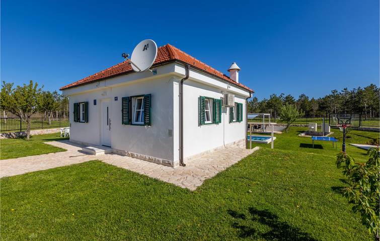 Gemütliches Apartment mit Pool, AC, Parkplatz und Terrasse in Dalmatinisches Zagora