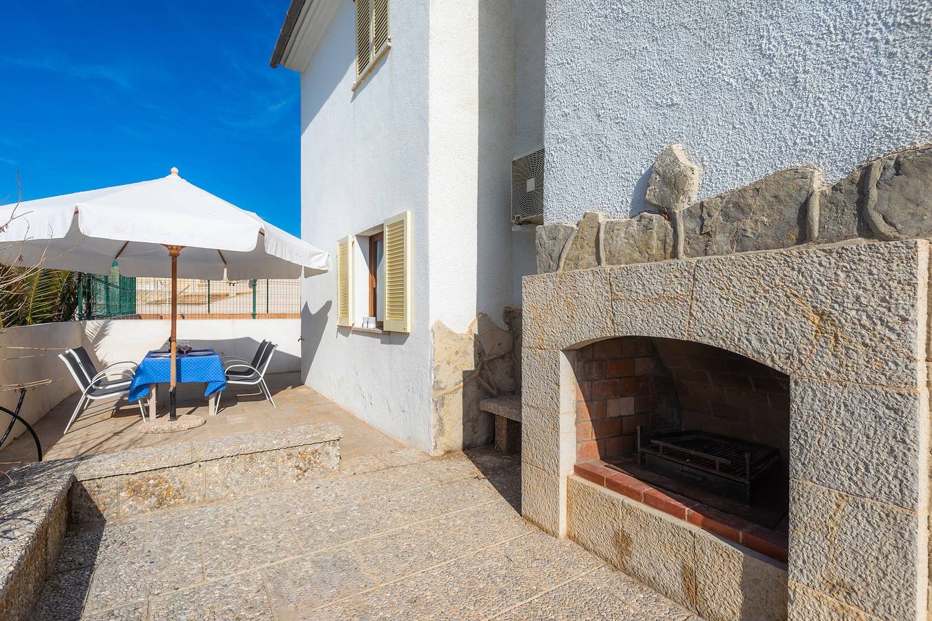 Hermosa casa de vacaciones "Can Rosito" con vistas al mar, Wi-Fi, balcón y terraza in S'illot Cala Morlanda, Manacor