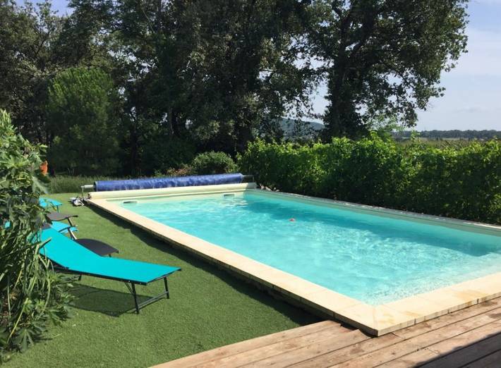 Gîte pour 4 personnes, avec jardin ainsi que piscine et terrasse