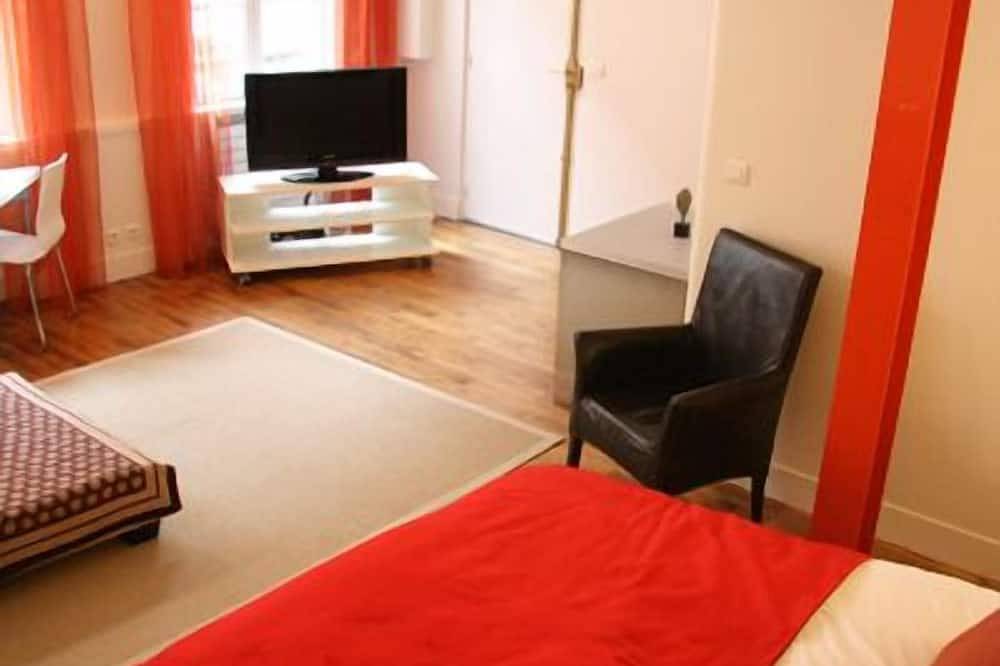 Appartement entier, Grand studio Charme & Calme bordure Marais in Paris, Île de France