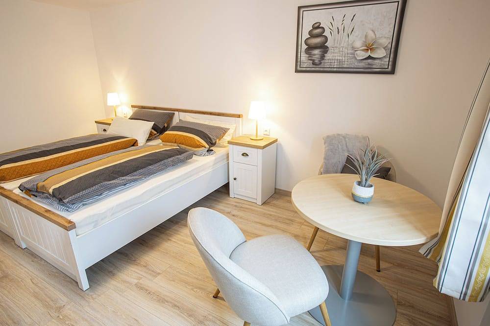 Neu Saniertes Ferienhaus in Alleinlage, umgeben von Malerischen Wiesen in Surberg, Chiemgauer Alpen