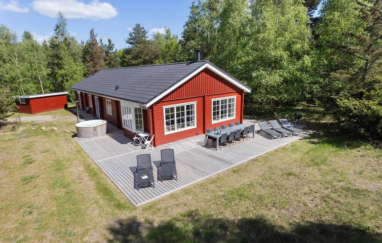 Ferieudlejning for 10 personer, med have og jacuzzi samt sauna i Virksund