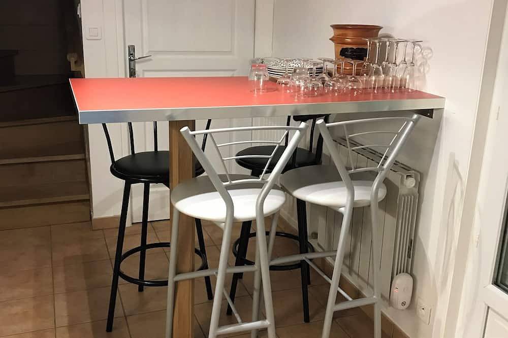 A fully renovated farmhouse offering all the comforts of home, accommodating up to 8 people in Éclaires, Marne