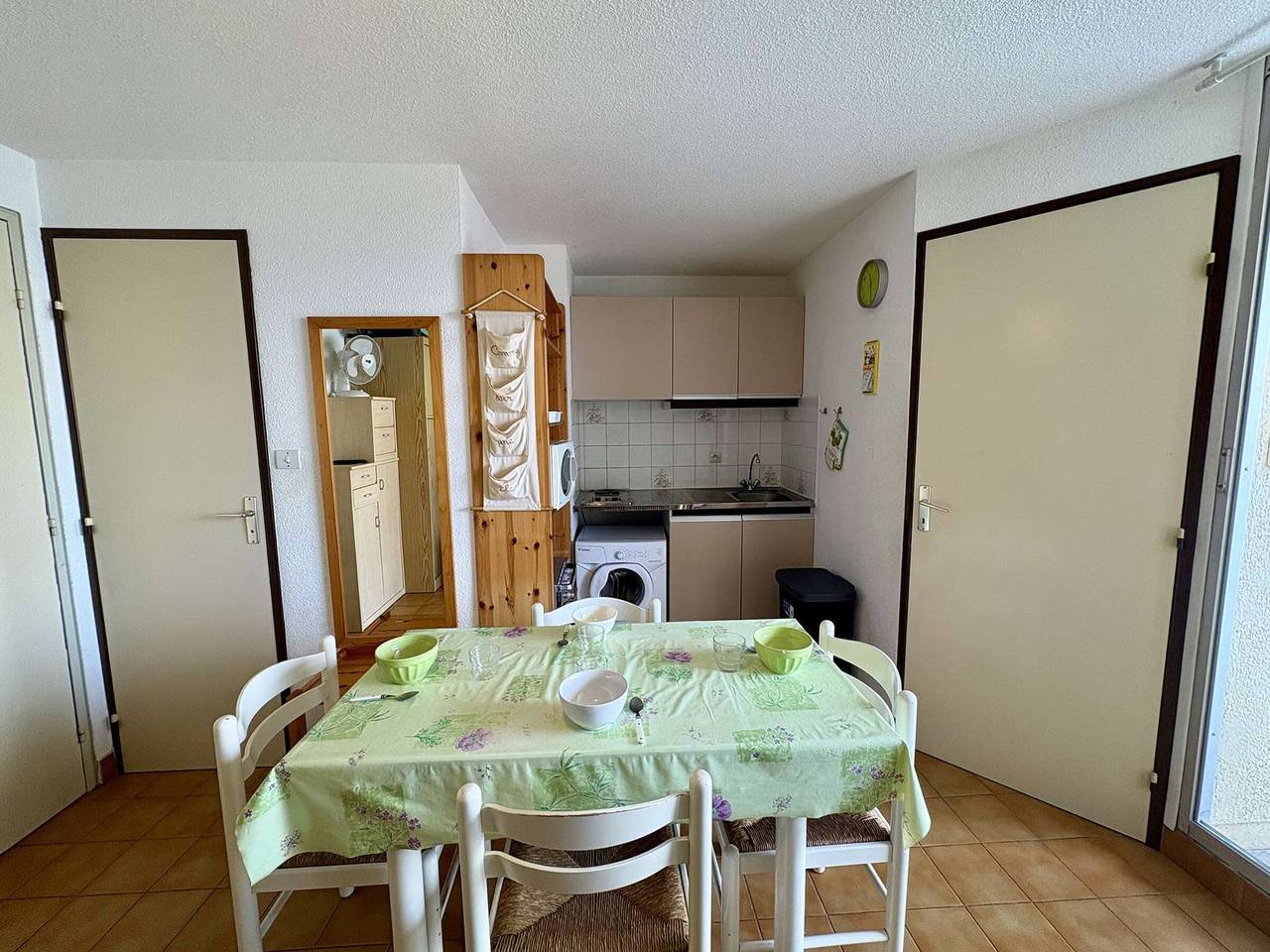 Entire apartment, Cozy 1-Br Apartment with Pool Access, Near Beach, Sleeps 4, Narbonne Plage in Narbonne Plage, Narbonne