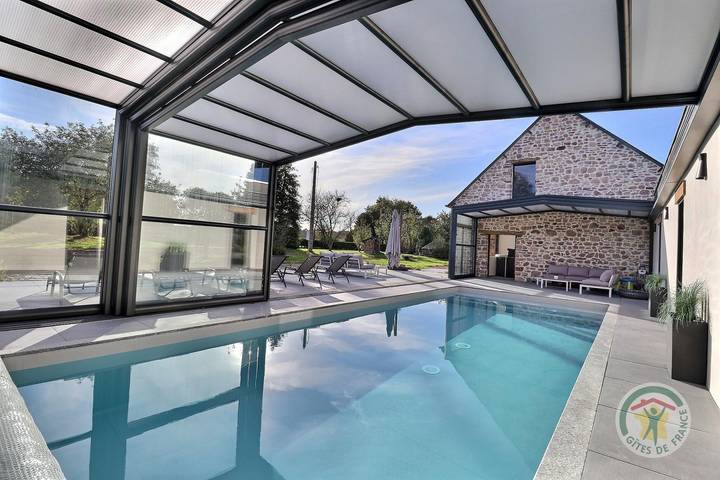 Gîte pour 15 personnes, avec Jacuzzi et Terrasse ainsi que Jardin et Piscine à Montfort-sur-Meu