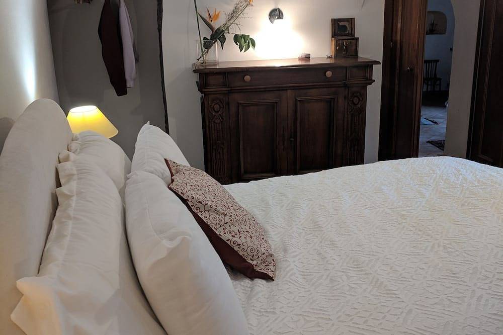 Apartamento entero, Apartamento histórico cerca del mar, con piscina 008052 Lt 0286 in San Bartolomeo al Mare, Riviera di Ponente