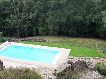 Gîte pour 6 personnes, avec terrasse ainsi que piscine et jardin à Altillac