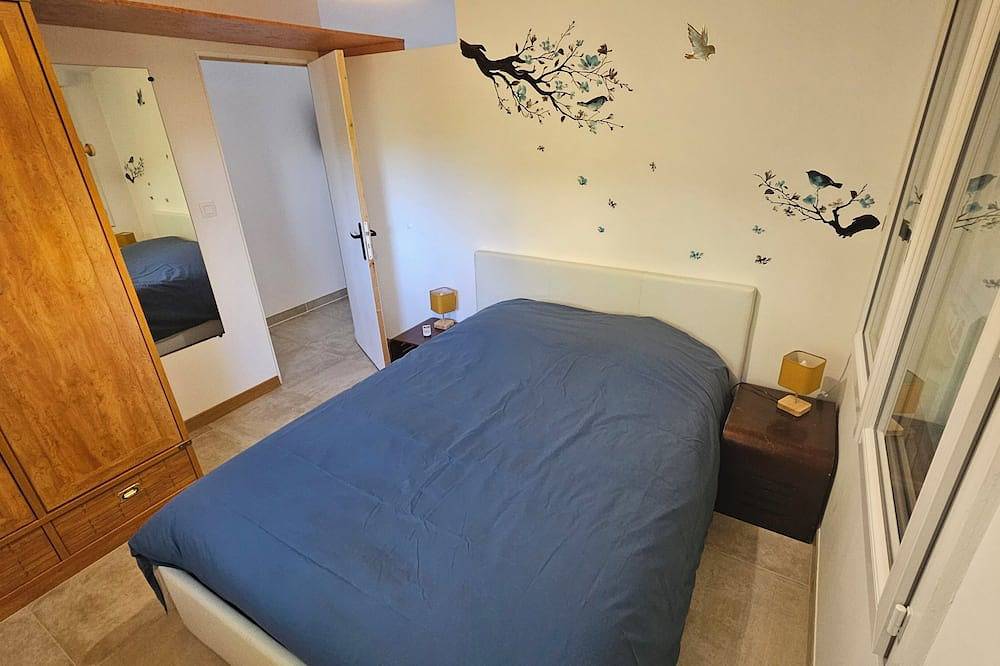 Entire apartment, In the Luberon countryside. in Cadenet, Parc naturel régional du Luberon