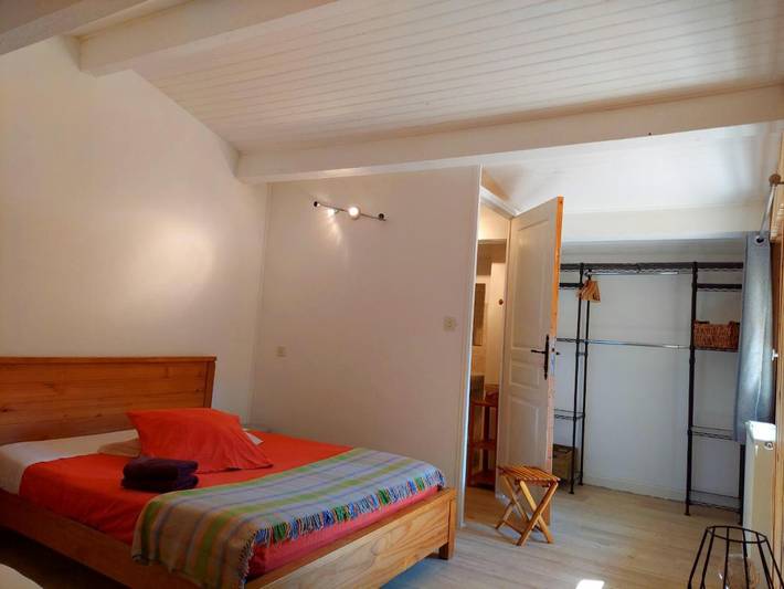 Location de vacances pour 3 personnes, avec piscine et vue ainsi que terrasse et jardin à Teyssières - 3