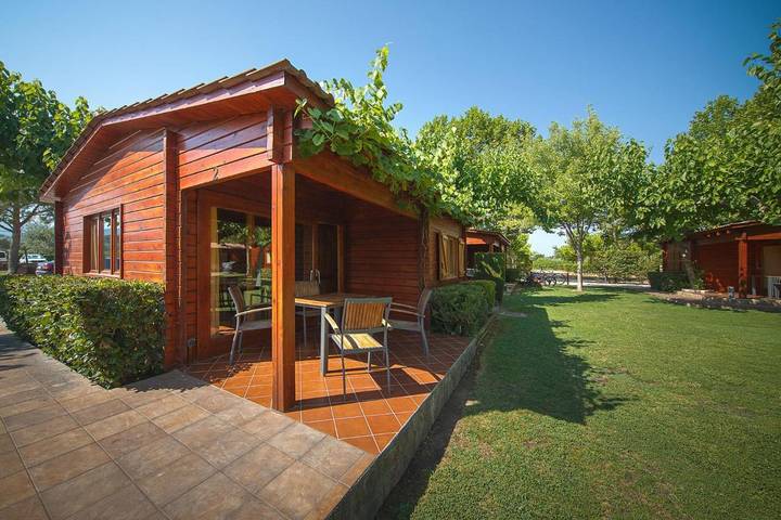 Location de vacances pour 2 personnes, avec bassin pour enfant et piscine ainsi que vue et jardin à Arnes - 3